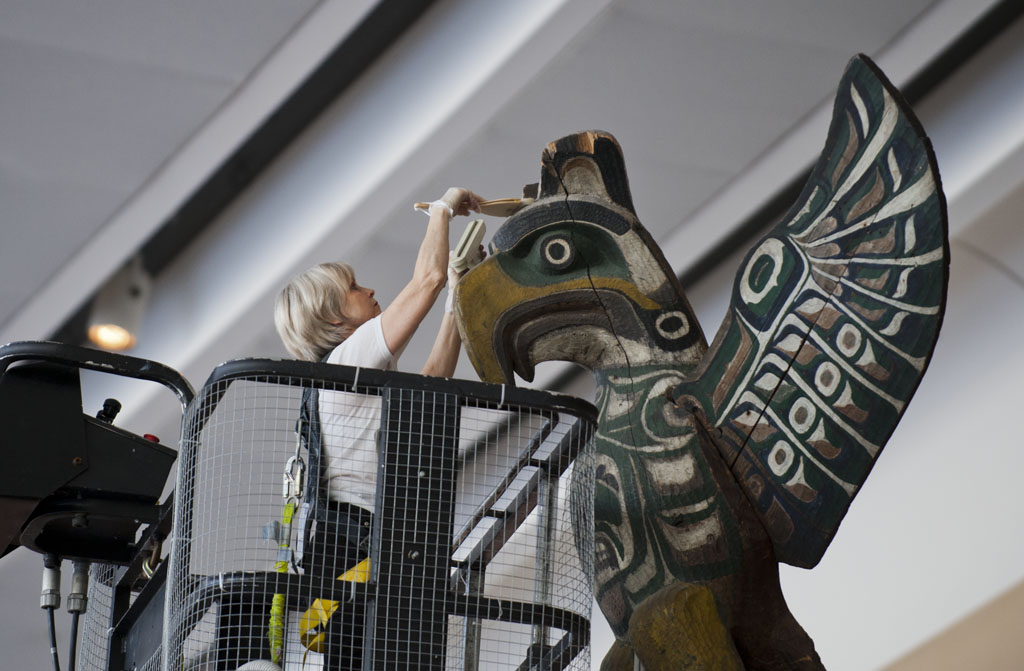 Une femme travaille sur une grande sculpture d'aigle au Musée canadien de l'histoire.