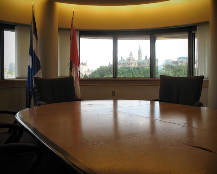 Une table de conférence dans la salle de conférence du Musée canadien de l'histoire.