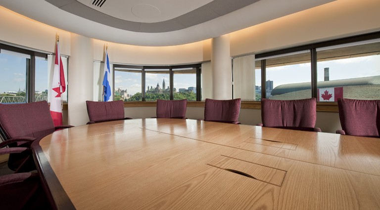 Une salle de conférence au Musée canadien de l'histoire à Ottawa, avec une grande table et des chaises.