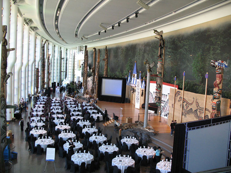 Une grande salle remplie de tables et de chaises au Musée canadien de l'histoire à Ottawa.