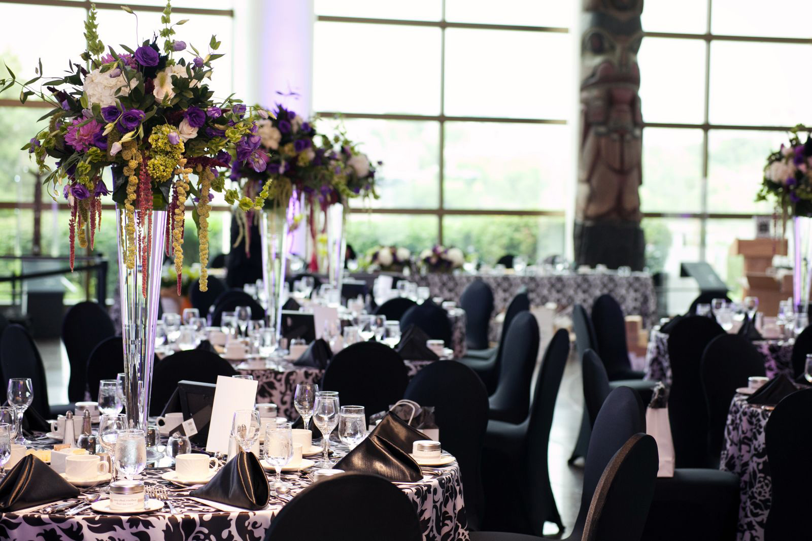 Une réception de mariage en noir et blanc avec des fleurs violettes au Musée canadien de l'histoire à Ottawa.