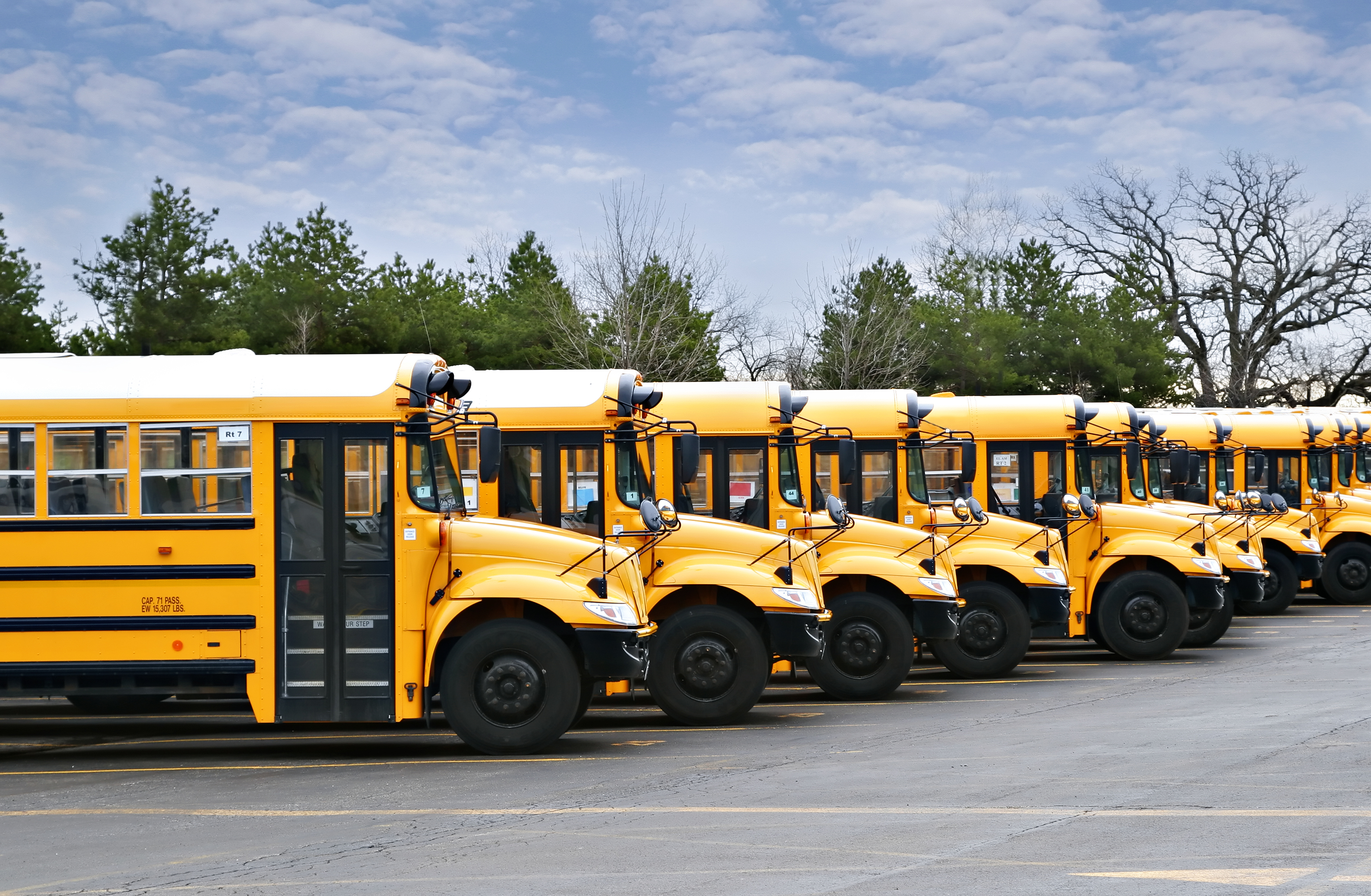 Une rangée d'autobus scolaires jaunes au Musée canadien de l'histoire à Ottawa.