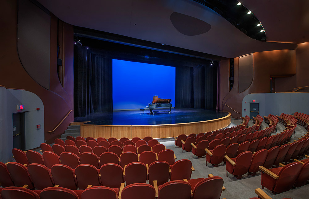 Le Musée canadien de l'histoire, situé à Ottawa, dispose d'un auditorium avec des chaises rouges et un piano.