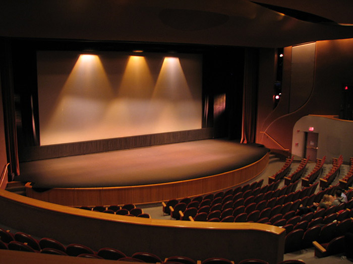 Le Musée canadien de l'histoire à Ottawa dispose d'un auditorium avec des rangées de sièges.