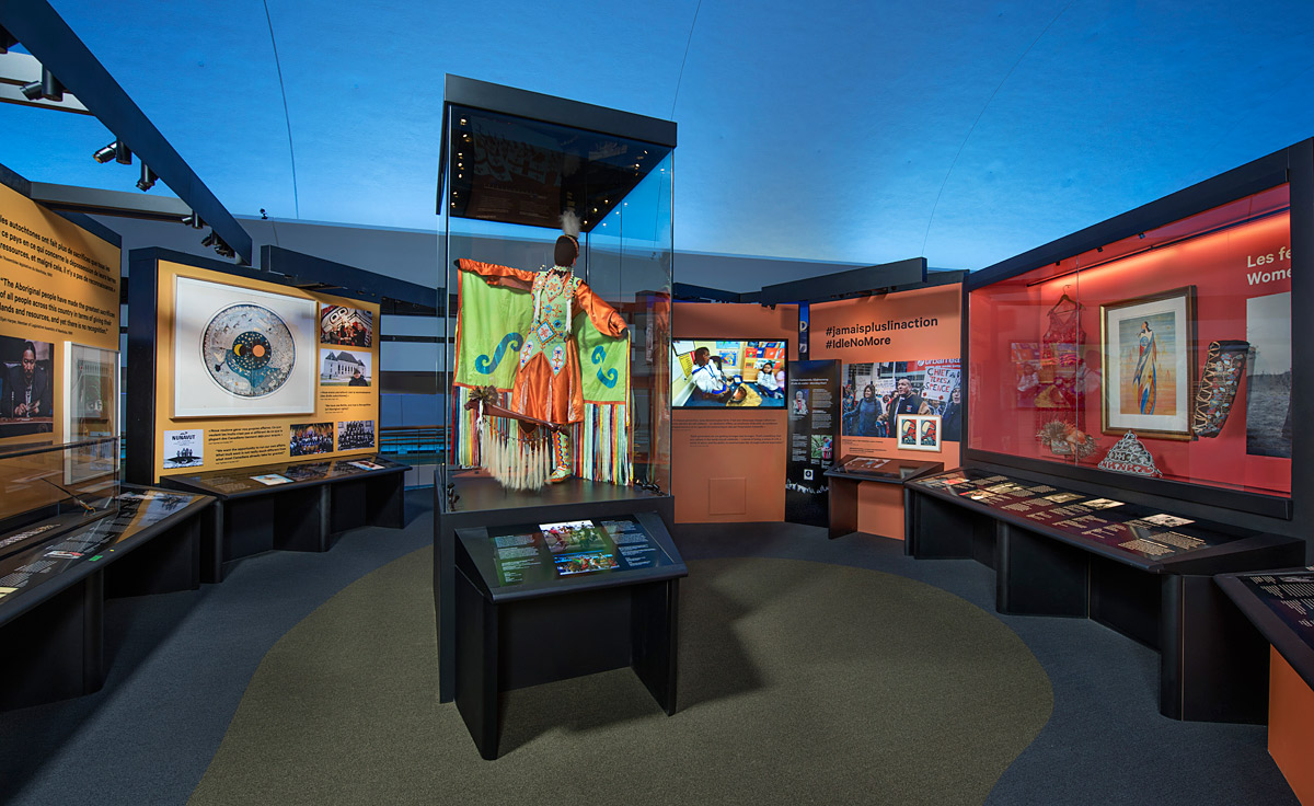 Une salle avec de nombreux objets différents exposés au Musée canadien de l'histoire à Ottawa.