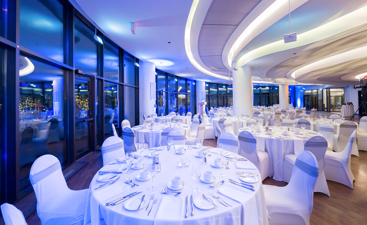 Le Musée canadien de l'histoire à Ottawa propose une superbe salle de banquet avec d'élégantes tables et chaises blanches.