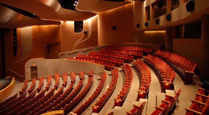 Un auditorium avec des rangées de sièges dans le Musée canadien de l'histoire.