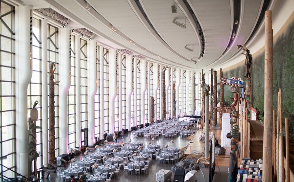 Une grande salle avec tables et chaises au Musée canadien de l'histoire, situé à Ottawa.