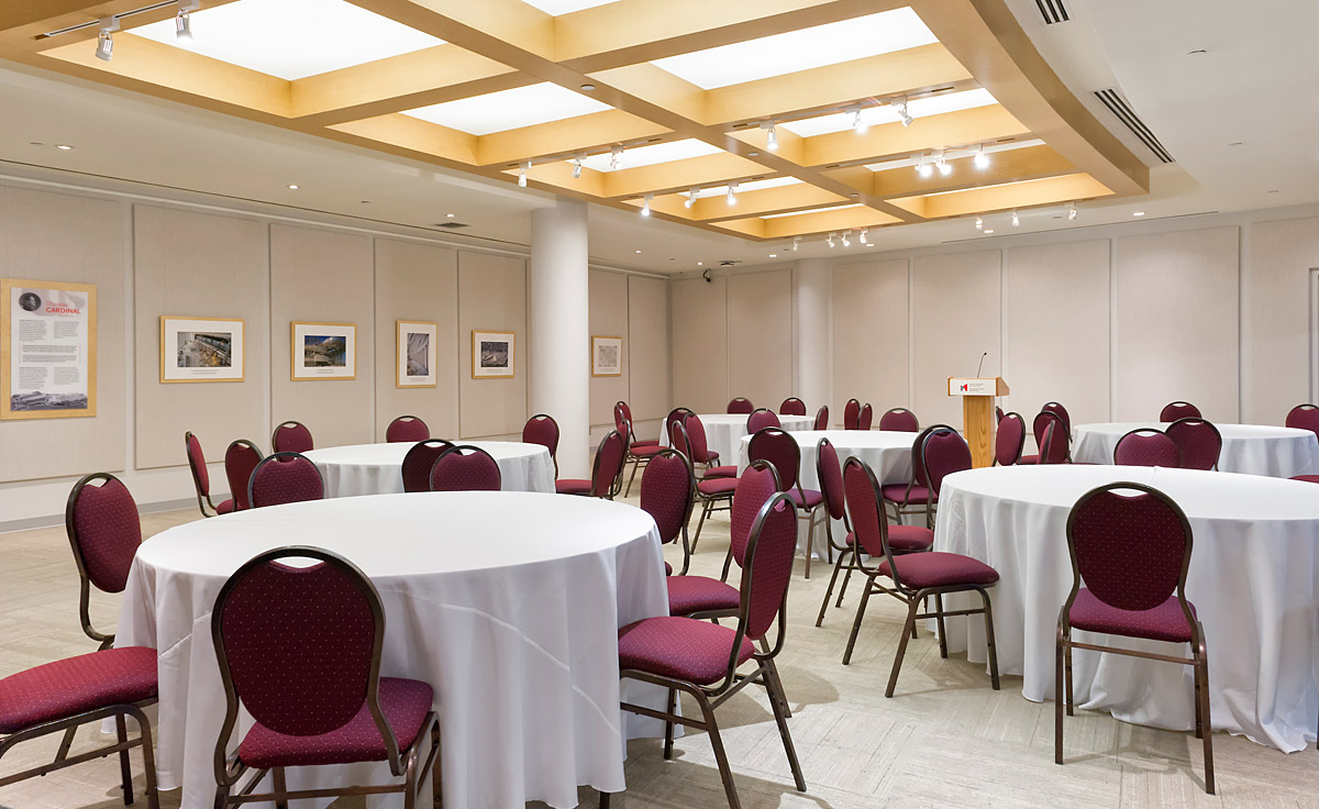 Une grande salle de conférence au Musée canadien de l'histoire à Ottawa, avec des tables et des chaises.