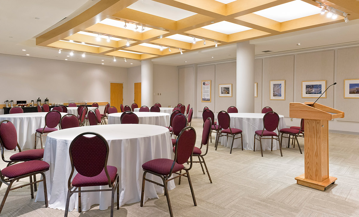 Une grande salle de conférence avec des tables et des chaises située au Musée canadien de l'histoire à Ottawa.