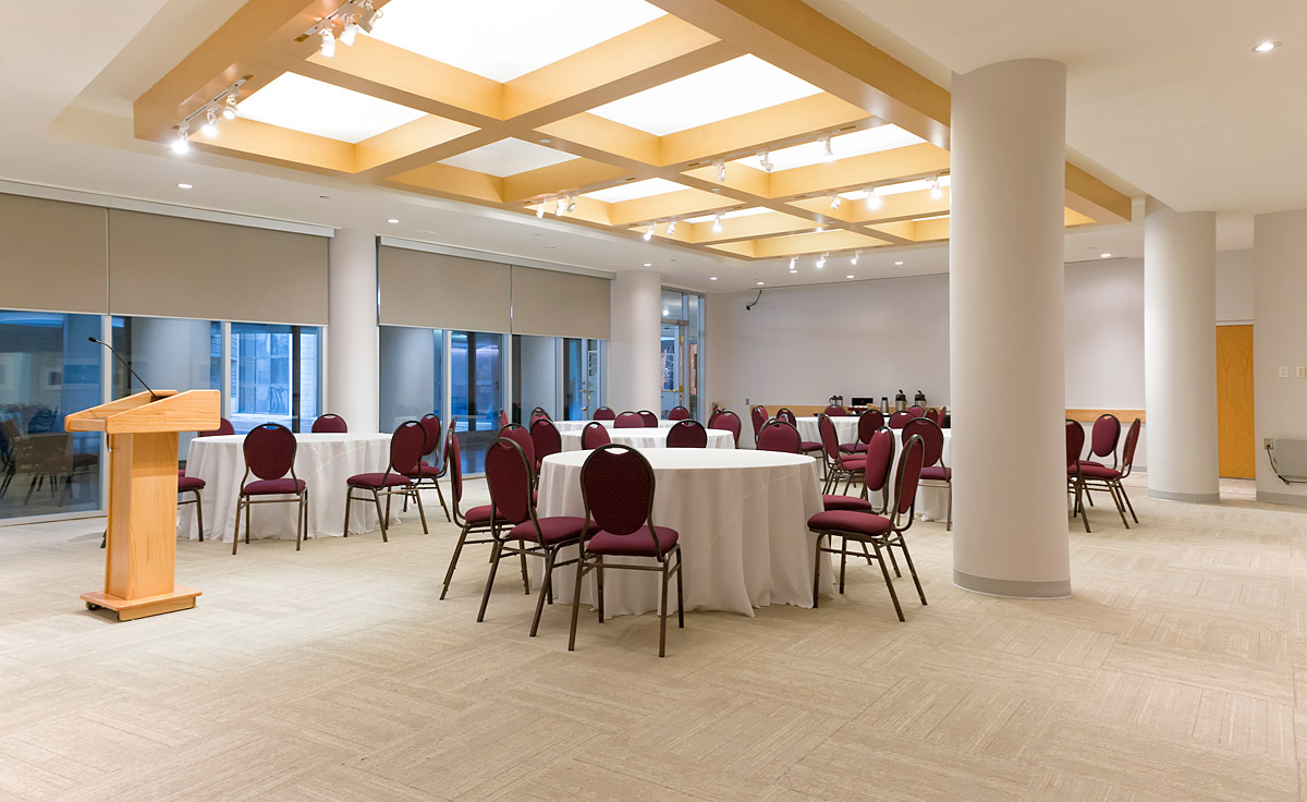 Le Musée canadien de l'histoire à Ottawa dispose d'une salle de conférence spacieuse et bien équipée avec des tables et des chaises.