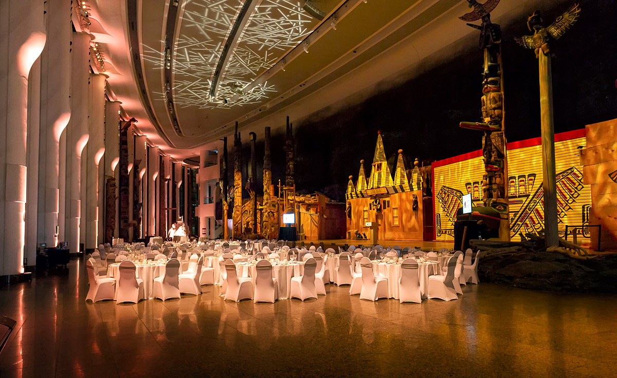 Une cérémonie de mariage organisée dans un grand espace ouvert.