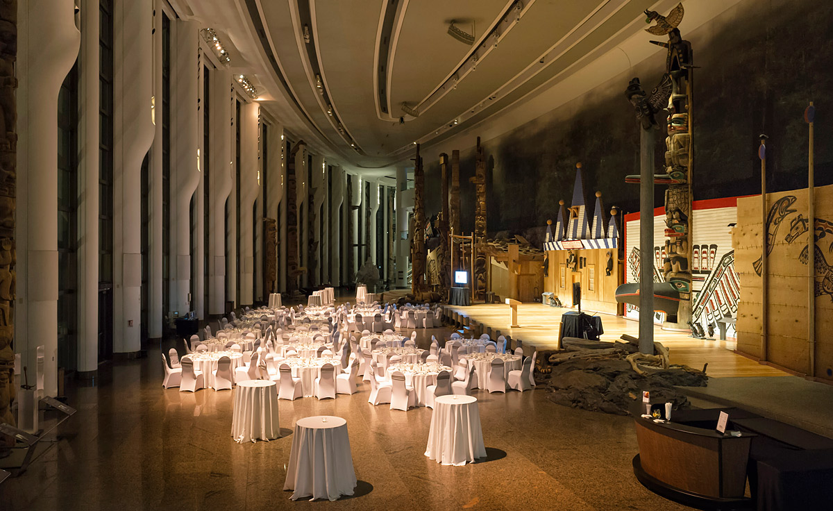 Le Musée canadien de l'histoire à Ottawa dispose d'une grande salle avec des tables et des chaises blanches.