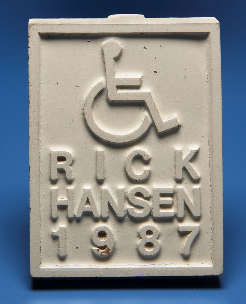 Plaque commémorative Rick Hansen à Ottawa au Musée canadien de l'histoire.