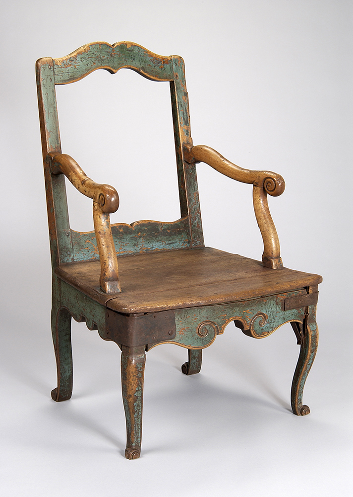 Une chaise avec une structure en bois exposée au Musée canadien de l'histoire à Ottawa.