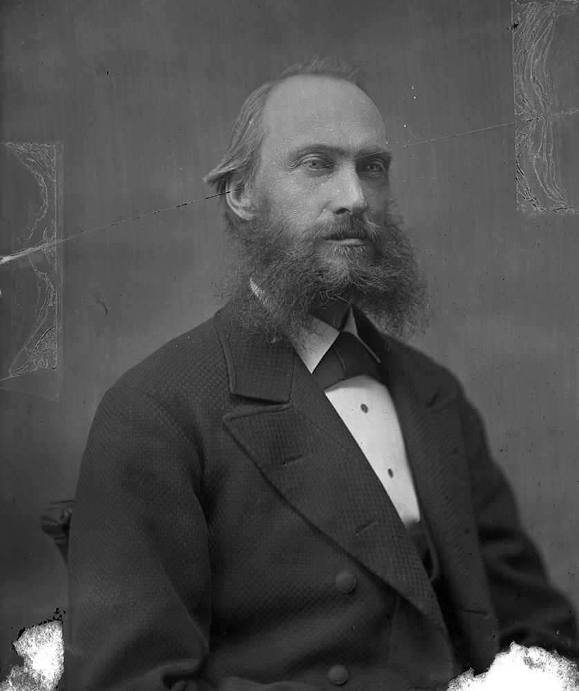 Une photo en noir et blanc d'un homme barbu prise au Musée canadien de l'histoire à Ottawa.