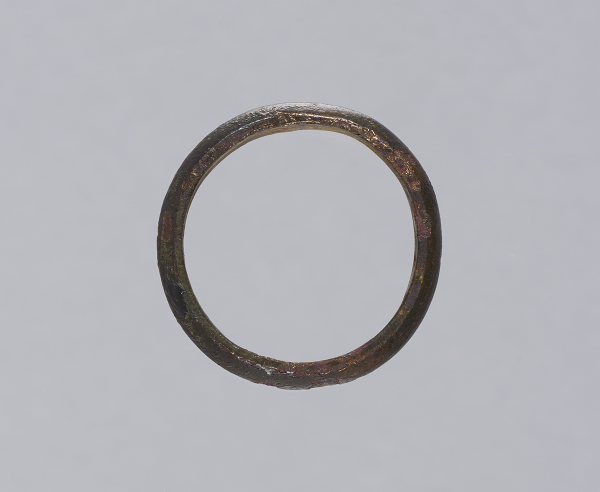 Une bague ovale sur fond gris exposée au Musée canadien de l'histoire.