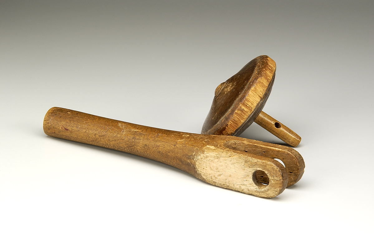 Deux cuillères en bois sur une surface blanche au Musée canadien de l'histoire à Ottawa.