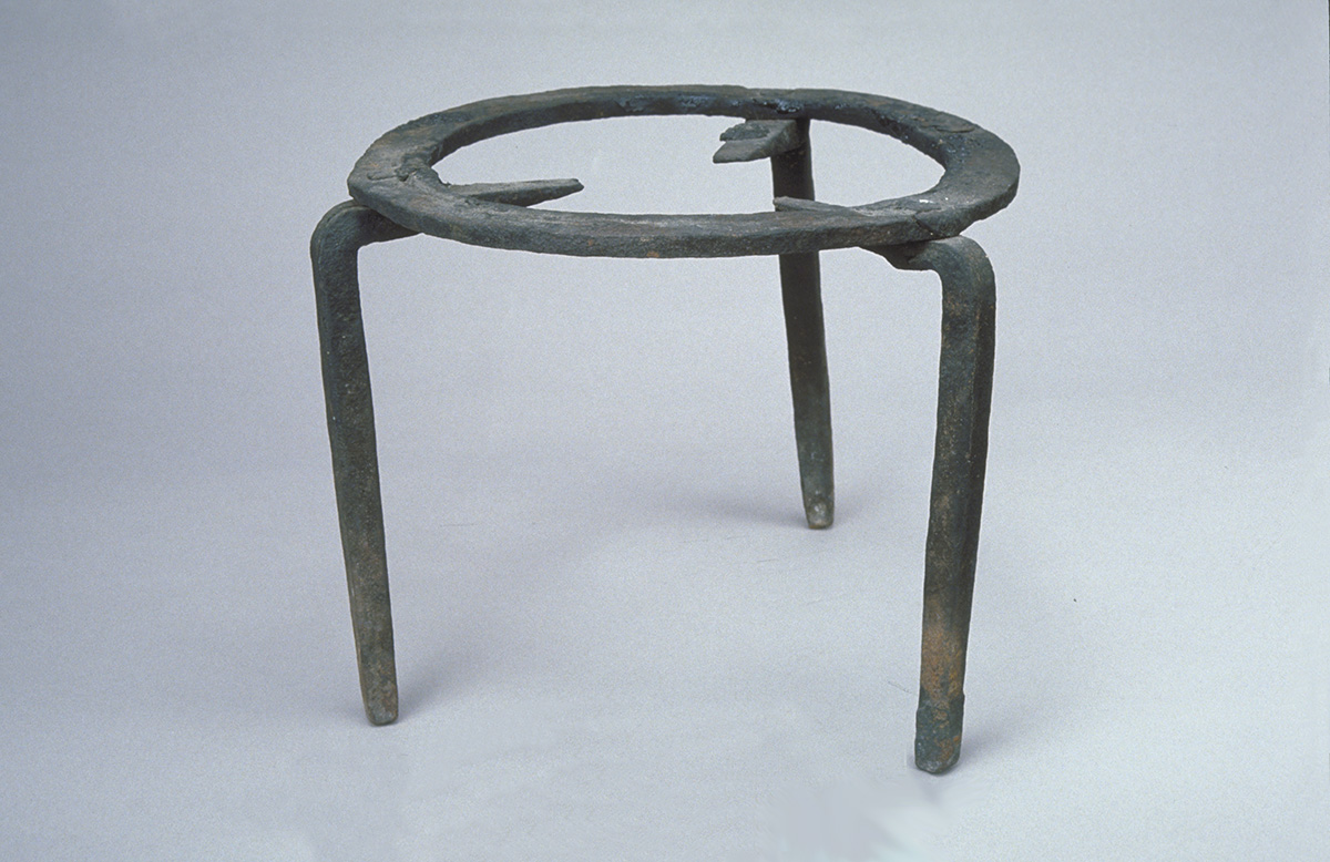 Un tabouret en métal avec un plateau circulaire à Ottawa, exposé au Musée canadien de l'histoire.