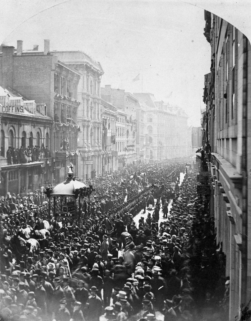 Une vieille photographie d'une foule de gens dans la ville d'Ottawa, exposée au Musée canadien de l'histoire.