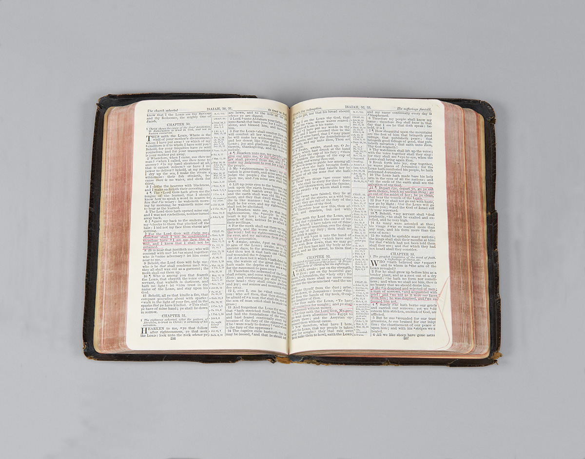 Une bible ouverte sur fond gris à Ottawa.