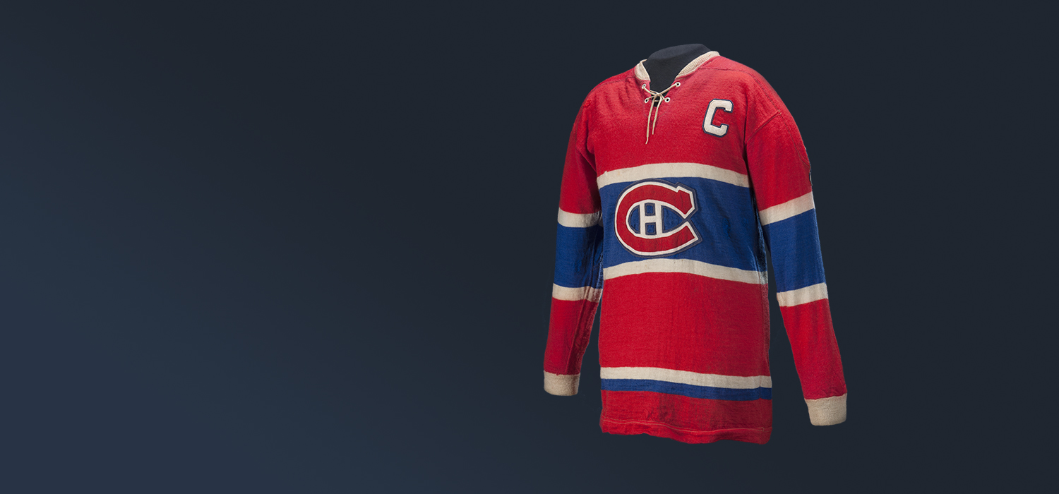 Un maillot de hockey des Canadiens de Montréal est exposé sur un fond sombre au Musée canadien de l'histoire.