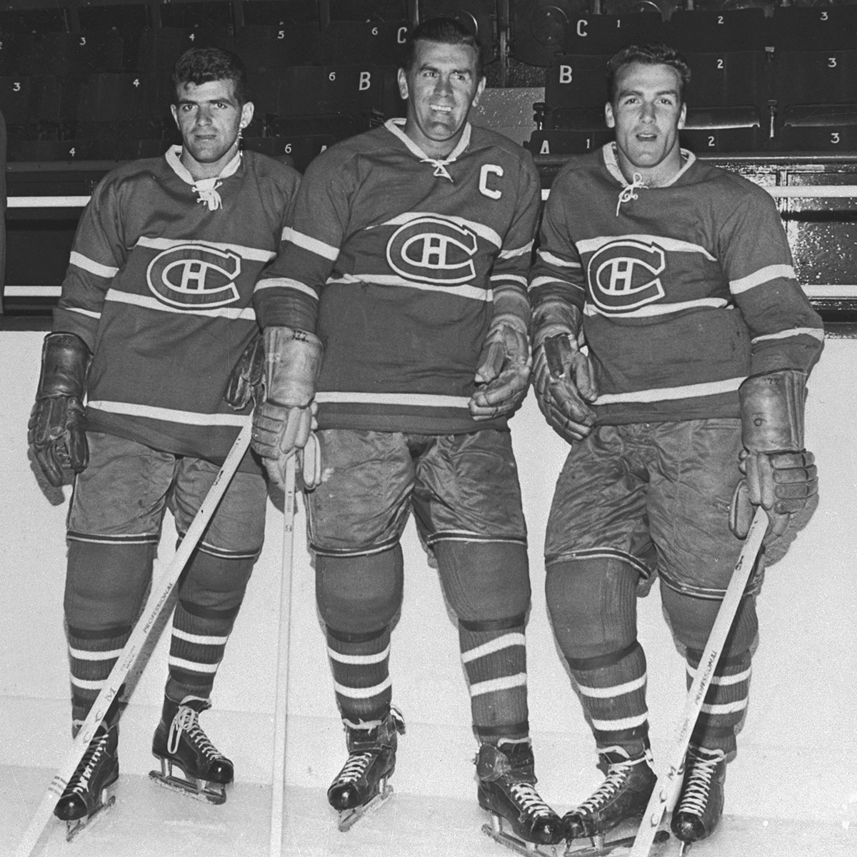 Un groupe de joueurs de hockey posant pour une photo à Ottawa.