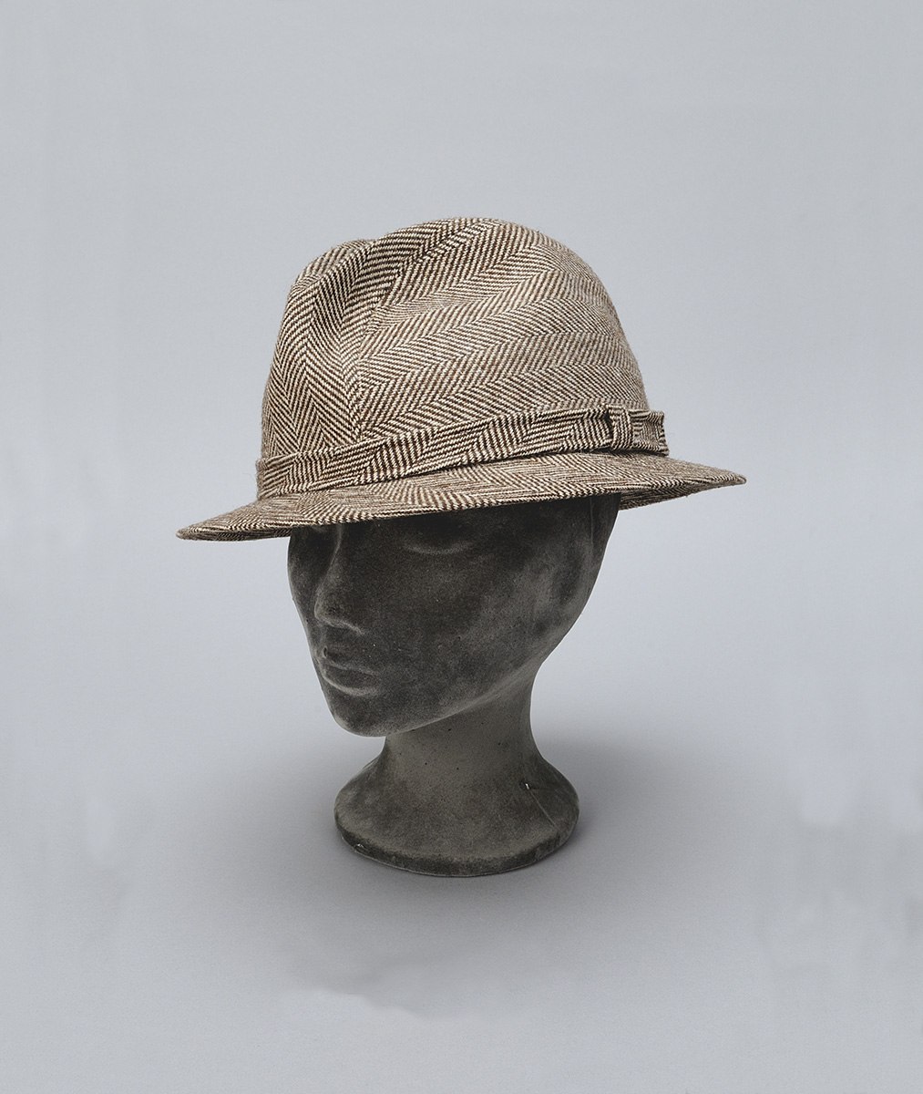 Un mannequin portant un chapeau fedora marron exposé au Musée canadien de l'histoire à Ottawa.