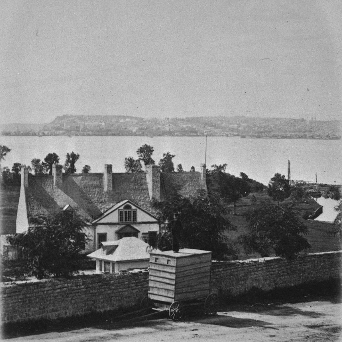 Une photo en noir et blanc d’une maison à Ottawa avec vue sur l’eau.