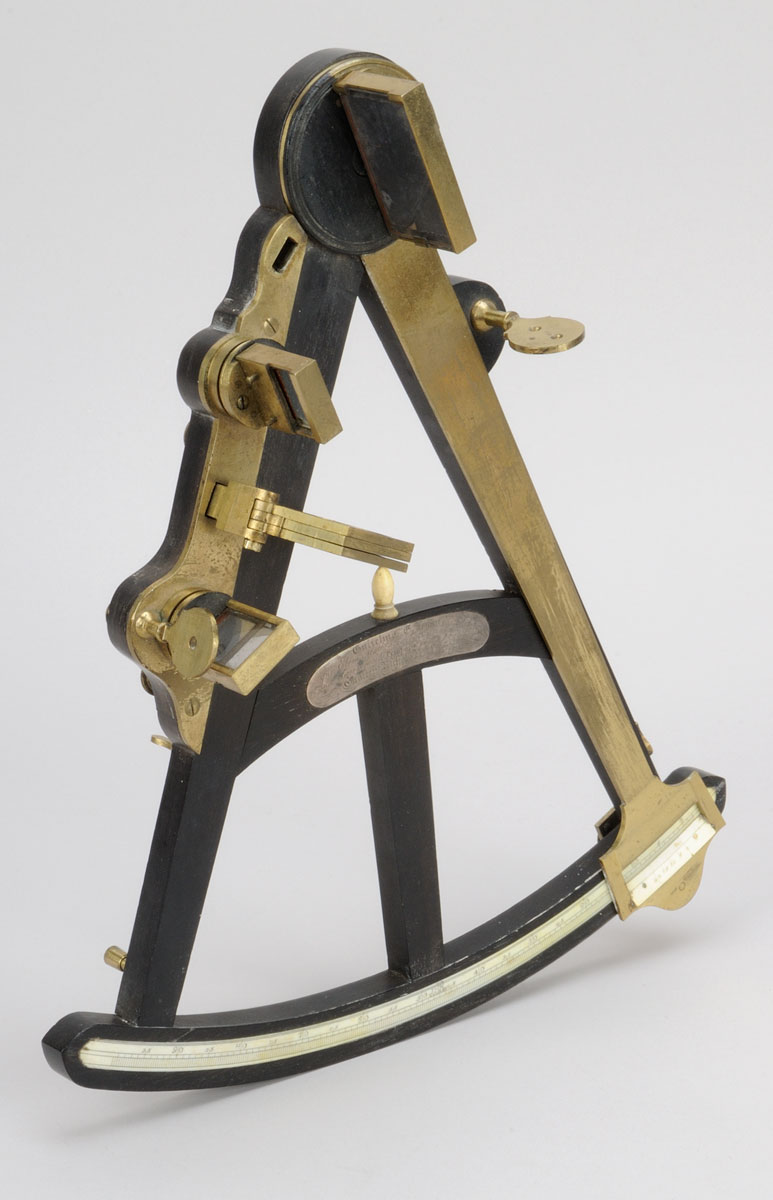 Un télescope en laiton et laiton sur fond blanc, exposé au Musée canadien de l'histoire à Ottawa.