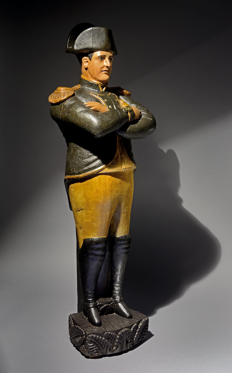 Une statue d'un homme en uniforme militaire, située à Ottawa au Musée canadien de l'histoire.