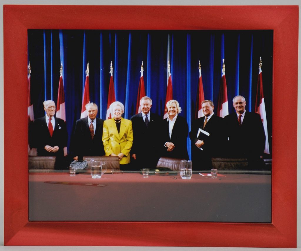 Sept anciennes et anciens ministres des Affaires étrangères du Canada sont ensemble sur cette rare photo prise vers 1996. De gauche à droite : Mitchell Sharp, Allan MacEachen, Flora MacDonald, Joe Clark, Barbara McDougall, Lloyd Axworthy et Perrin Beatty. Musée canadien de l’histoire, collection Mitchell Sharp, 2005.32.64 (photo 7036-2111-8137-IMG2008-0060-0025-Dm)