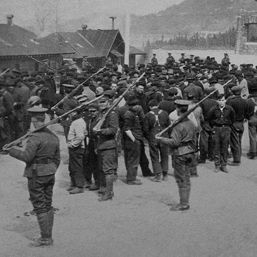 Un groupe d'hommes debout devant le Musée canadien de l'histoire.