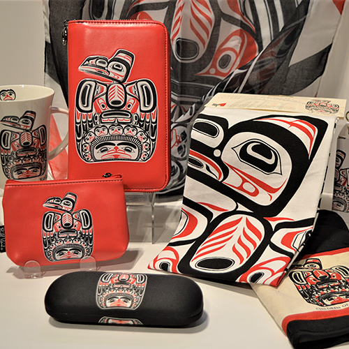 Une collection de totems sur une table au Musée canadien de l'histoire à Ottawa.