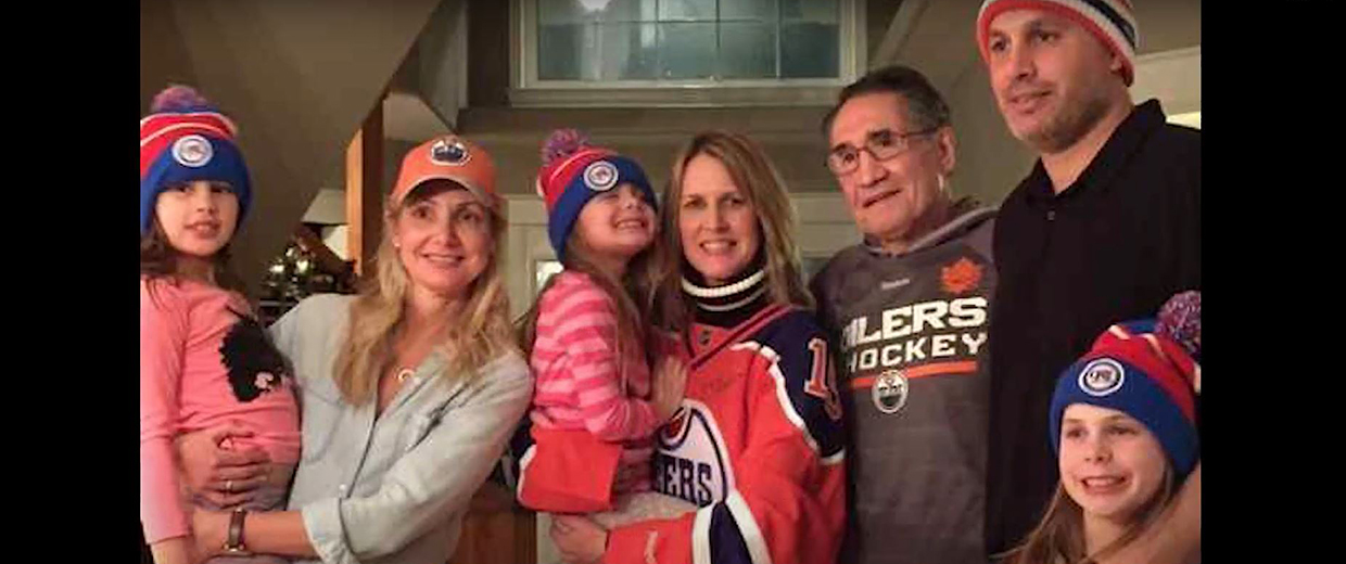 Une famille posant pour une photo au Musée canadien de l'histoire à Ottawa, portant des casquettes de hockey.