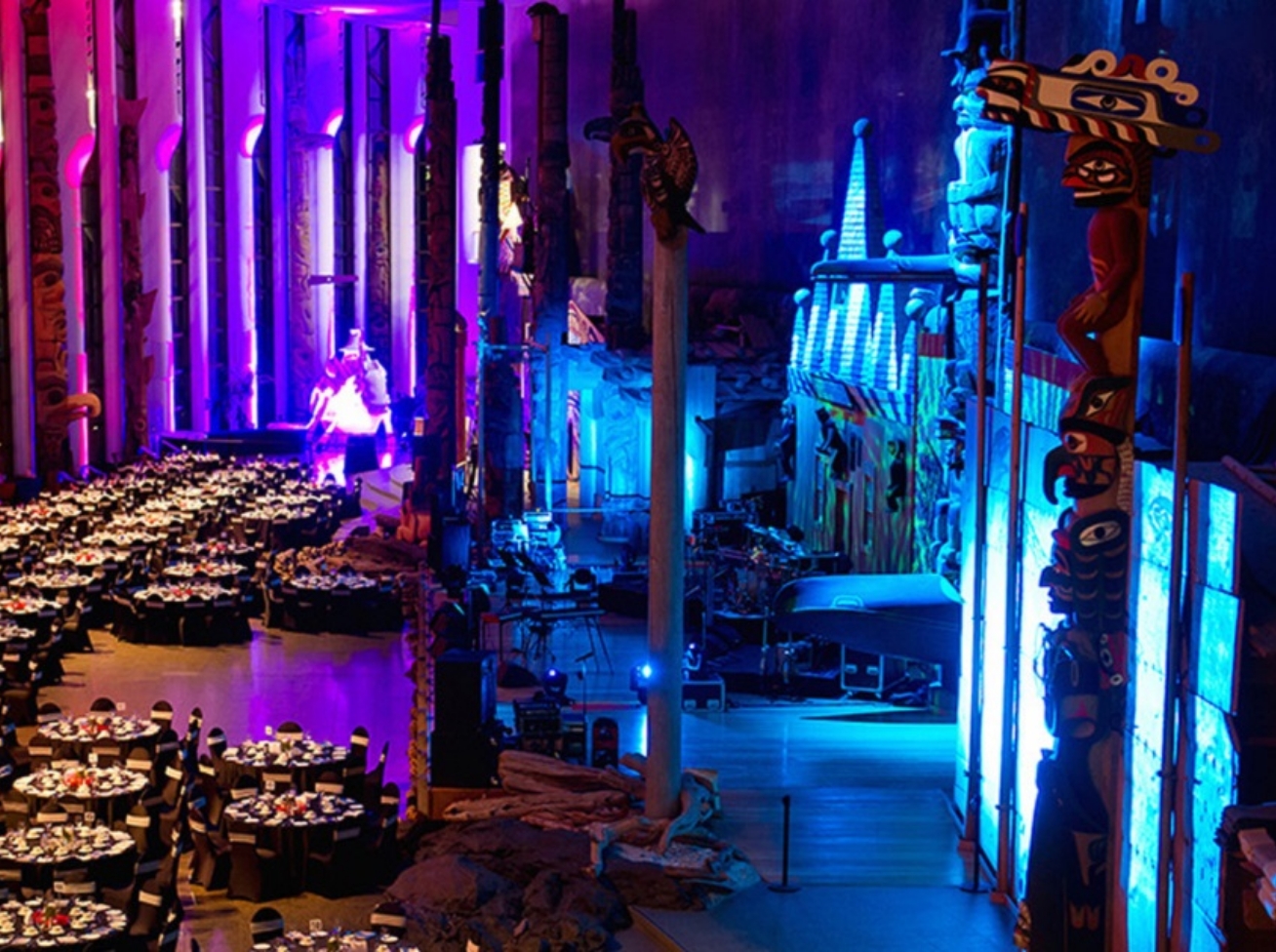 Un événement vedette organisé dans une grande salle avec des tables et des chaises installées pour un banquet.