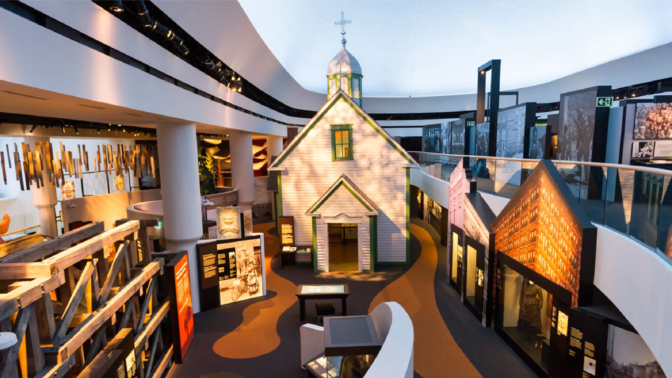 L'intérieur du Musée canadien de l'histoire à Ottawa, avec une église au milieu.