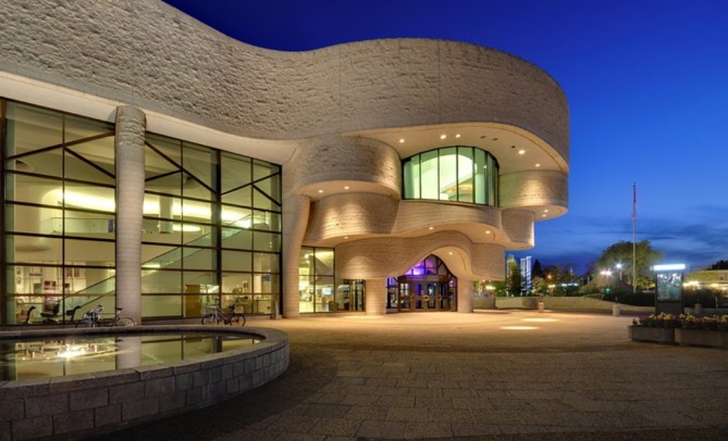 Le Musée canadien de l'histoire à Ottawa au crépuscule.