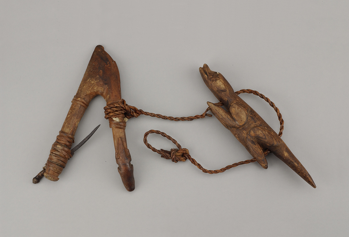 Une paire d'outils en bois auxquels est attachée une corde, exposée au Musée canadien de l'histoire à Ottawa.