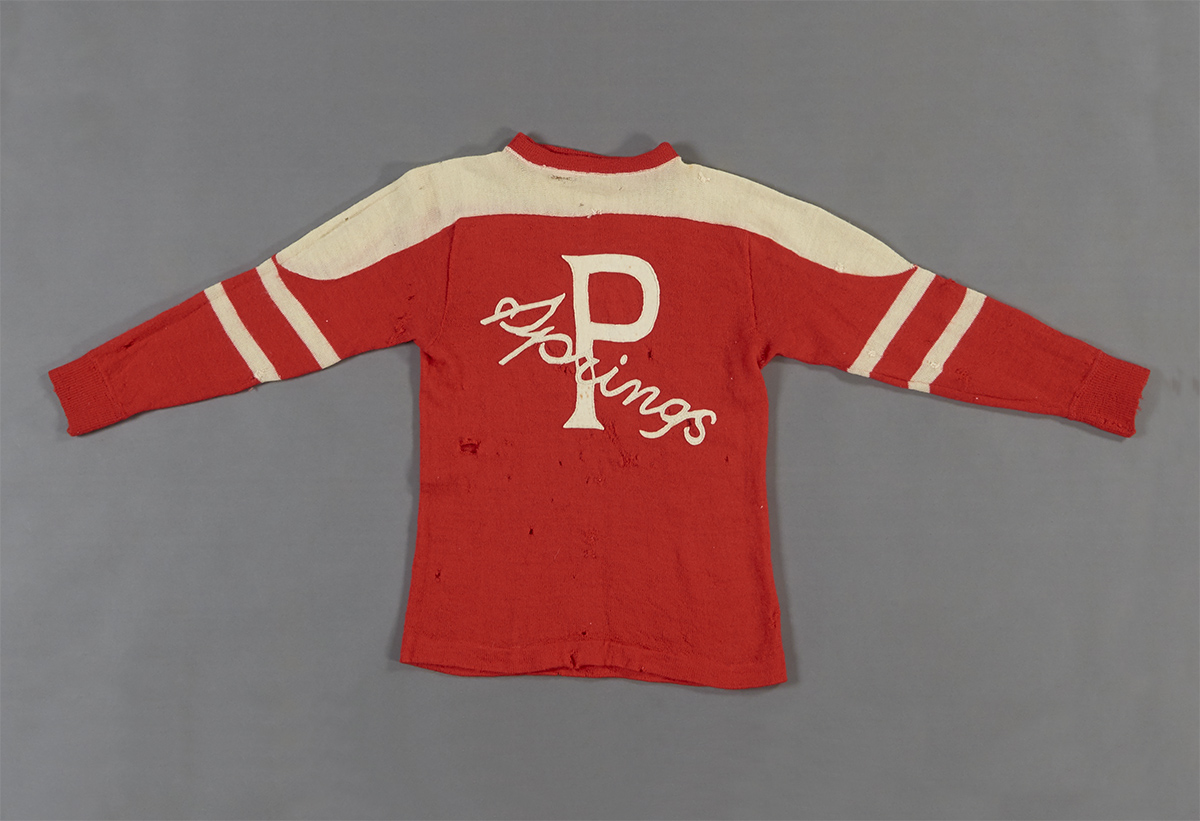 Un maillot rouge et blanc portant les mots Philadelphia Phillies, maintenant exposé au Musée canadien de l'histoire.