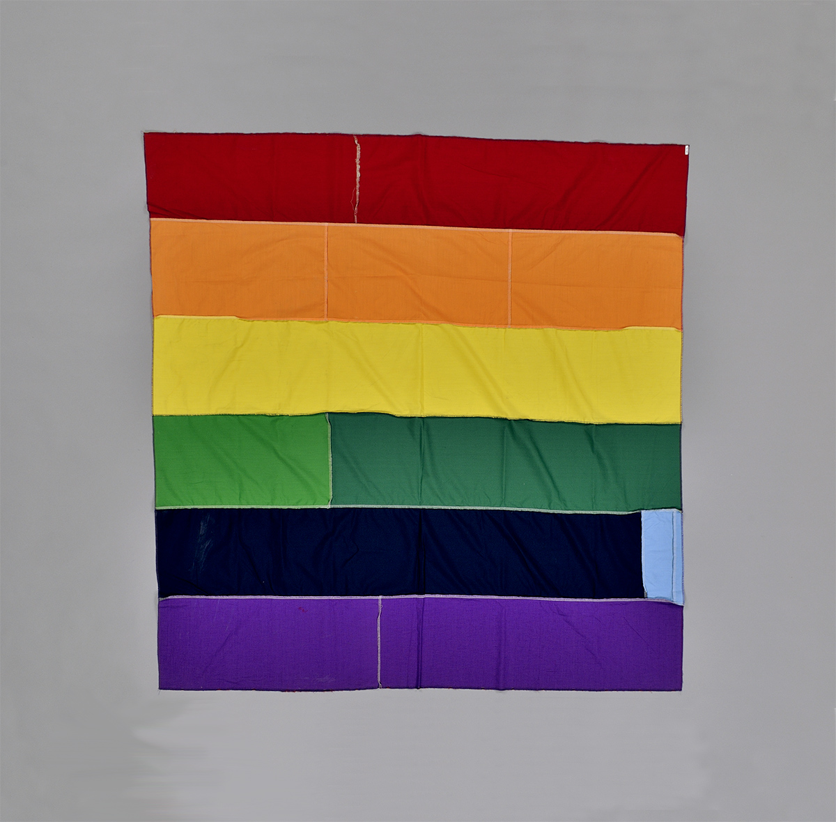 Une image d'un drapeau arc-en-ciel sur fond gris au Musée canadien de l'histoire à Ottawa.