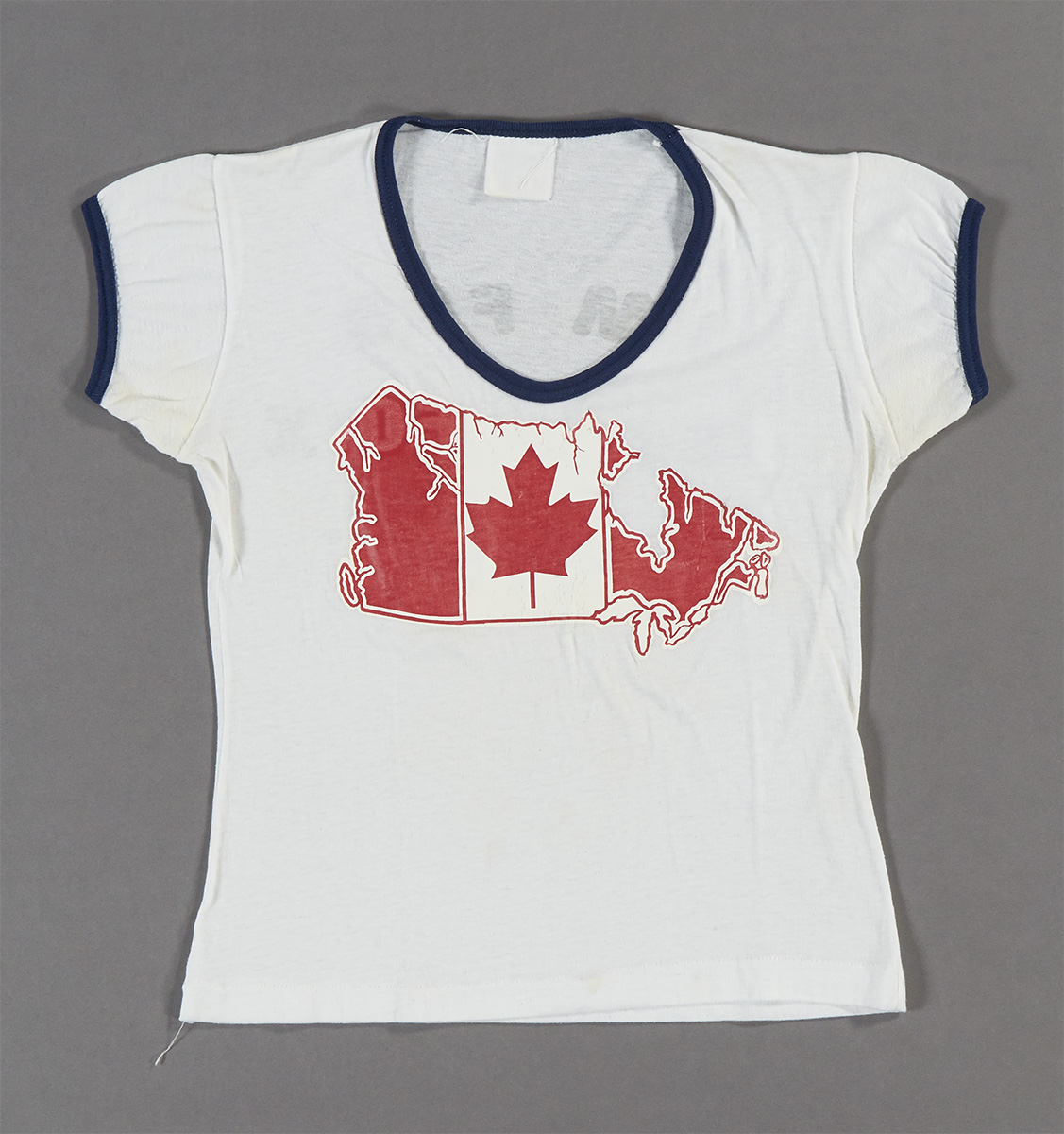 Un t-shirt blanc avec un drapeau canadien dessus, vendu au Musée canadien de l'histoire à Ottawa.