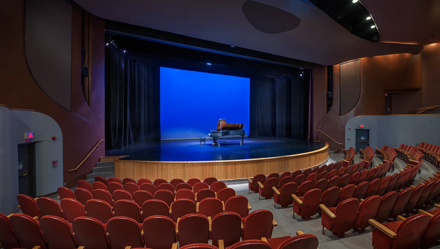 Le Musée canadien de l'histoire à Ottawa abrite un auditorium orné de chaises rouges et d'un piano.