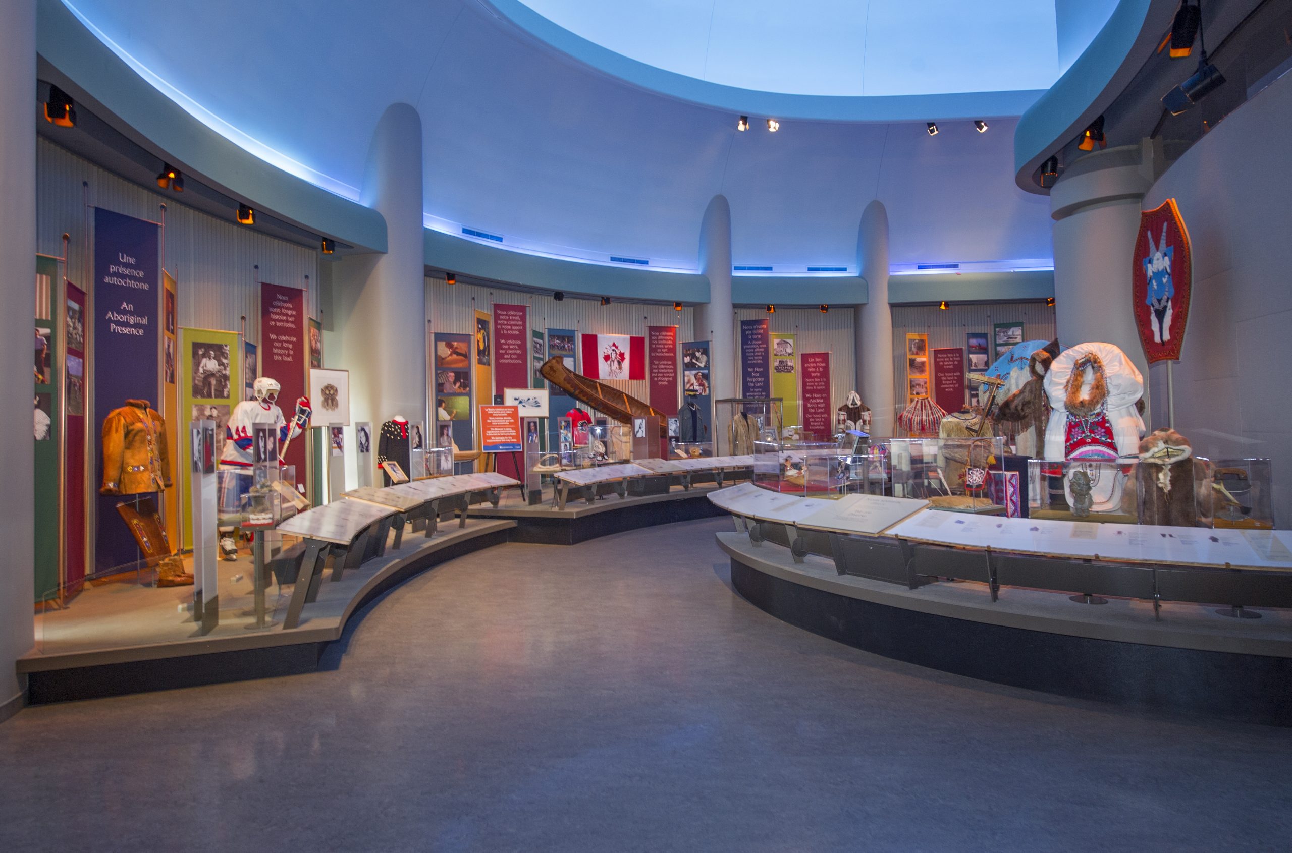 Le Musée canadien de l'histoire, situé à Ottawa, abrite une vaste collection d'objets exposés.