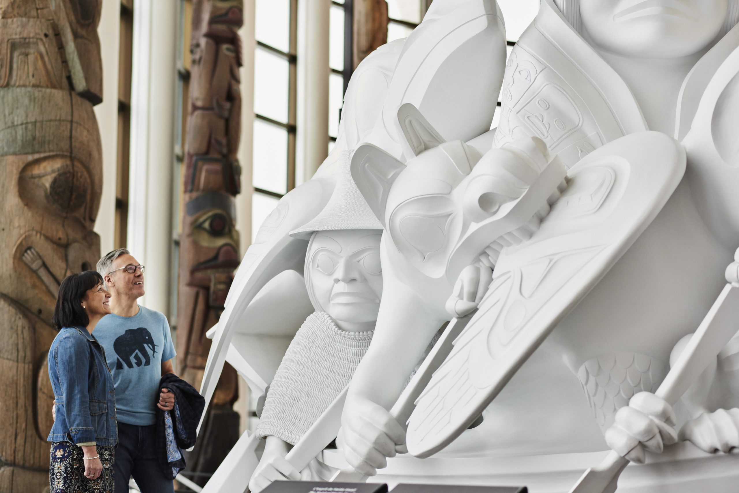 Un couple admirant une sculpture blanche au Musée canadien de l'histoire à Ottawa.