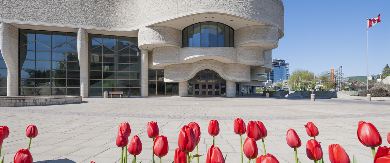 Tulipes rouges devant le Musée canadien de l'histoire à Ottawa.