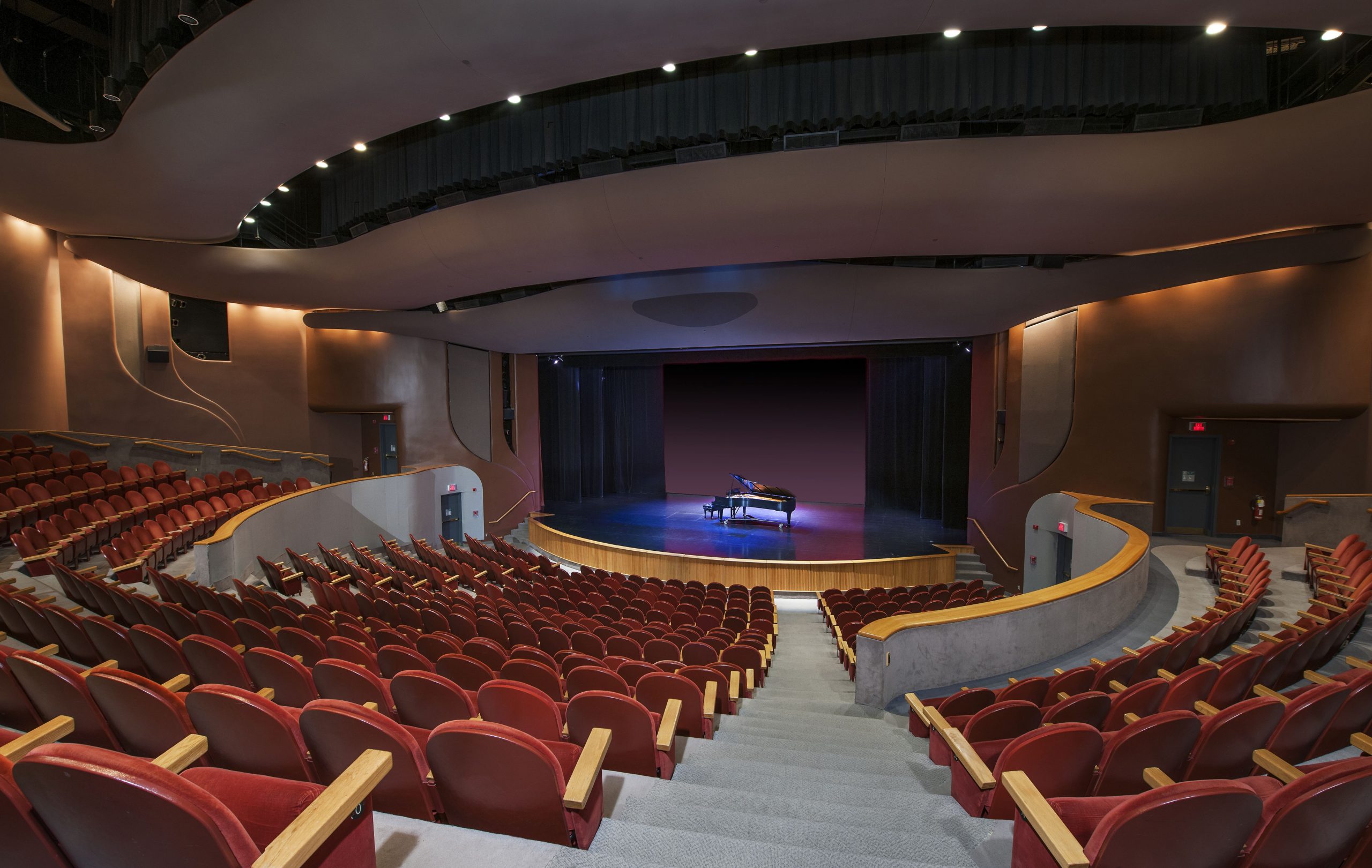 Situé à Ottawa, le Musée canadien de l'histoire dispose d'un auditorium orné de chaises rouge vif et d'un élégant piano.