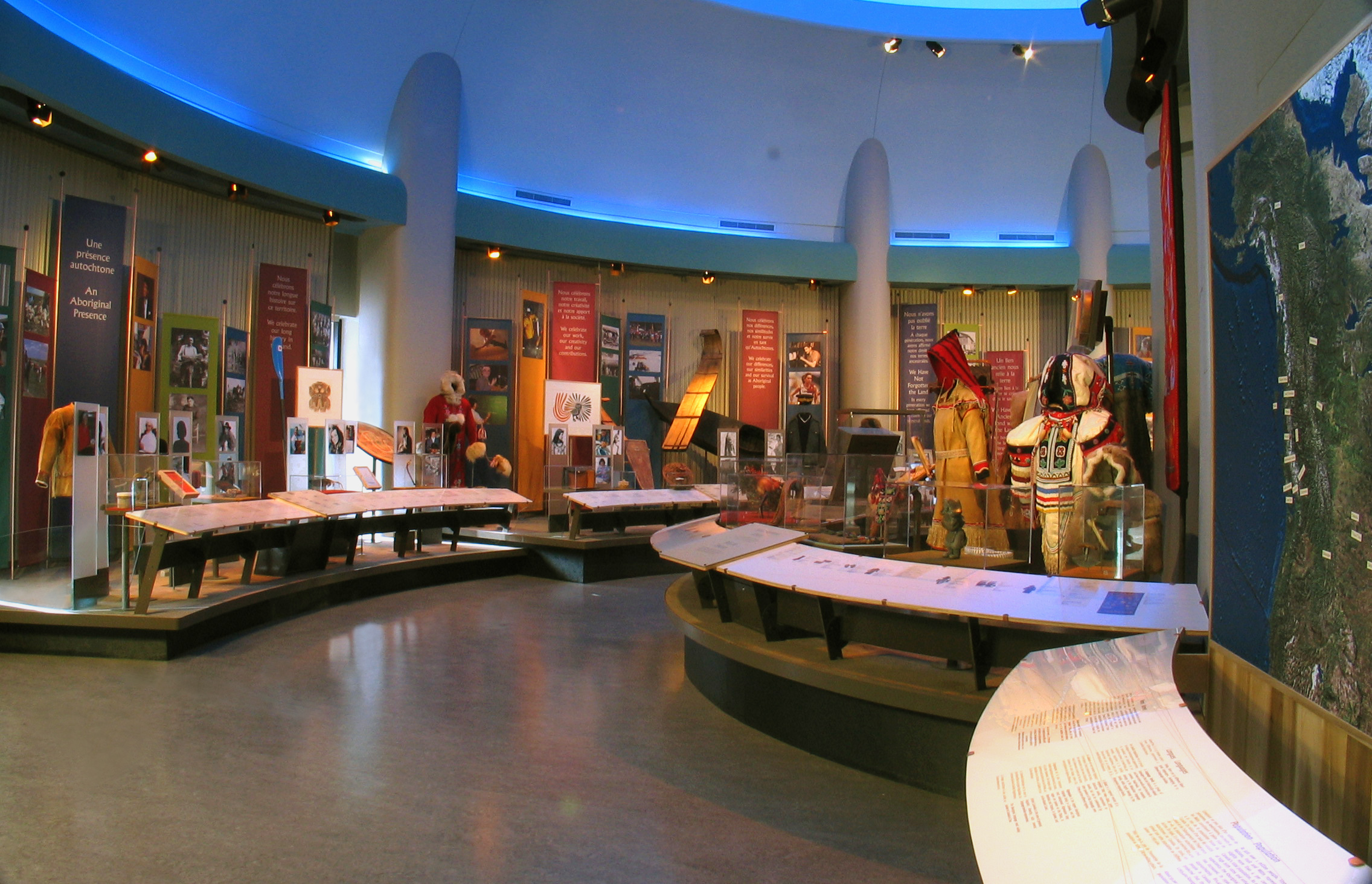 Le Musée canadien de l'histoire à Ottawa a un plafond bleu.