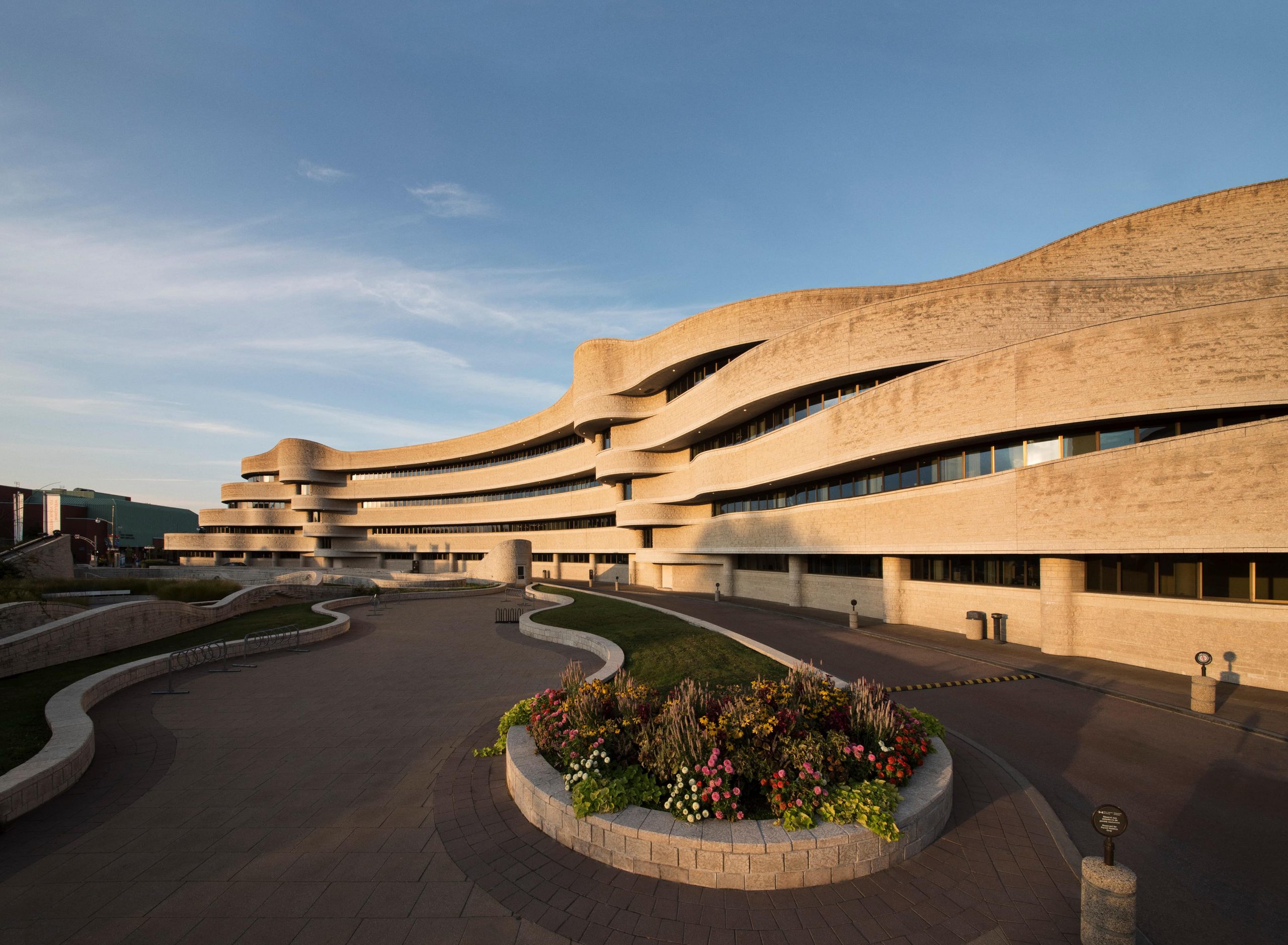 Le Musée canadien de l'histoire, situé à Ottawa, est un grand bâtiment de forme circulaire.