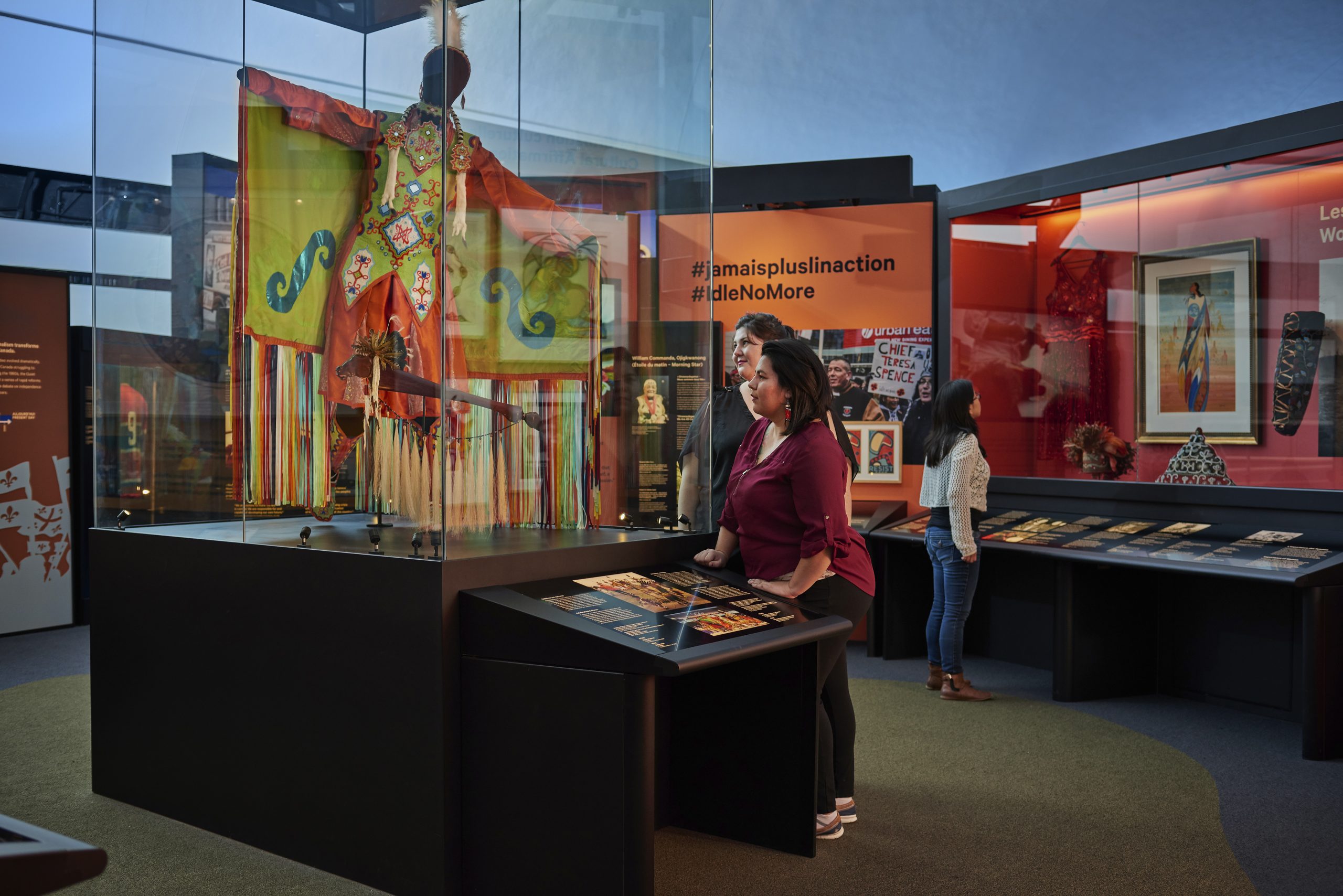 Une femme regardant une exposition d’artefacts au Musée canadien de l’histoire.